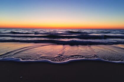 Tengerparti naplemente, amely a nyugalmat szimbolizálja a szakítás utáni gyógyulásban.