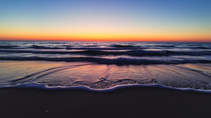 Tengerparti naplemente, amely a nyugalmat szimbolizálja a szakítás utáni gyógyulásban.