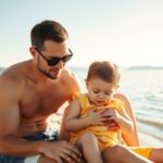 Baba-barát strand Balatonnál apával és babával a vízparton.