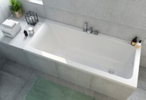 Modern fürdőszoba akril kád és elegáns berendezés