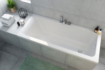 Modern fürdőszoba akril kád és elegáns berendezés