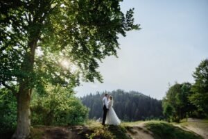 womensway 128 Pár esküvője természetes környezetben, érzelmi pillanatokkal.