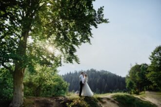 Pár esküvője természetes környezetben, érzelmi pillanatokkal.