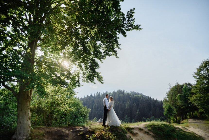 Pár esküvője természetes környezetben, érzelmi pillanatokkal.