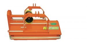 Modern mulcsozó gép a kertészetben, fejlett vágószerkezettel.