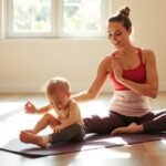 Egy anyuka relaxál a babájával jógázás közben.