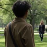 Egy férfi és nő sétálnak a parkban, érzelem és érdeklődés között.