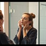 Esti bőrápolási rutin: nő a tükör előtt, bőrápolás közben.