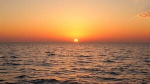 womensway 144 Naplemente a tenger felett, nyugodt vízfelület