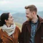 Boldog pár az első házassági év tapasztalatairól beszélgetve.