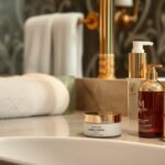 Luxus szépségápolási termékek és pihenés elemei fürdőszobában.