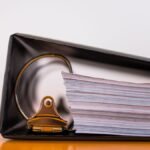 Gyűrűs mappa iratokkal, egy praktikus irodai eszköz a dokumentumkezeléshez.