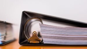 Gyűrűs mappa iratokkal, egy praktikus irodai eszköz a dokumentumkezeléshez.