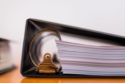 Gyűrűs mappa iratokkal, egy praktikus irodai eszköz a dokumentumkezeléshez.