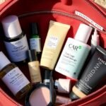 Szépségápolási termékek utazáshoz egy piros táskában