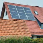 Napelemes ház tetője, zöld energiaforrás.