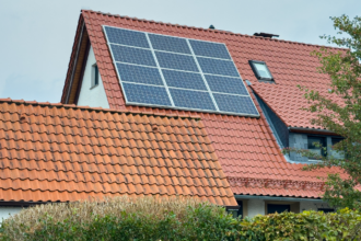 Napelemes ház tetője, zöld energiaforrás.