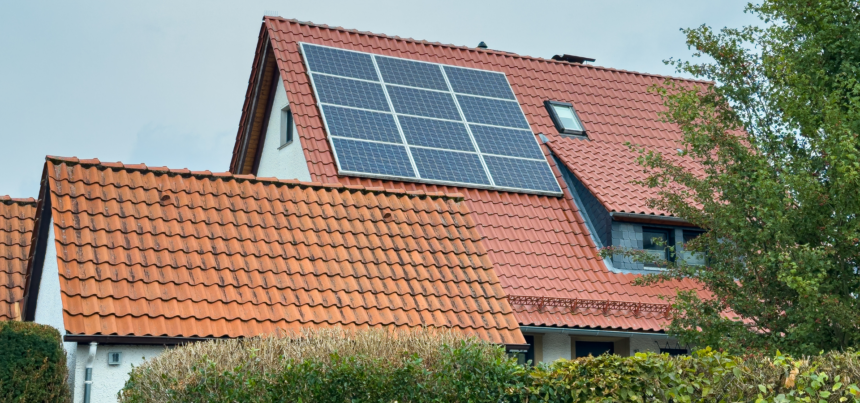 Napelemes ház tetője, zöld energiaforrás.