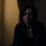 Egy nő, aki a kapcsolati boldogtalanság jeleit mutatja.