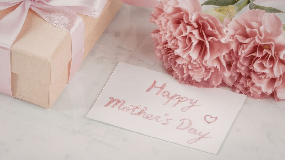 Személyre szabott Anyák napi ajándék virágokkal és üdvözlőkártyával.
