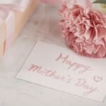 Személyre szabott Anyák napi ajándék virágokkal és üdvözlőkártyával.