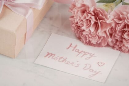 Személyre szabott Anyák napi ajándék virágokkal és üdvözlőkártyával.