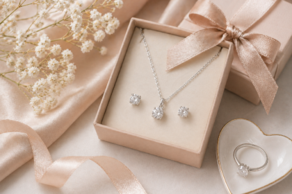 Az ajándékozás sokszor nagyobb kihívás, mint elsőre gondolnánk. Különösen akkor, ha egy nő számára szeretnénk valóban személyes, mégis időtálló meglepetést választani. Legyen szó születésnapról, évfordulóról, karácsonyról vagy akár egy spontán gesztusról, a cél mindig ugyanaz: olyan ajándékot adni, amely örömet okoz, és hosszú távon is értéket képvisel. Az ékszerek éppen ezért tartoznak a legjobb ajándékötletek közé. Különösen az ezüst ékszerek azok, amelyek szinte minden nő számára megfelelő választást jelentenek. Nem túl hivalkodóak, mégis elegánsak, és rendkívül sokoldalúan viselhetők. Ebben a cikkben megmutatjuk, milyen ezüst ékszereket érdemes ajándékba választani, és mire figyelj, hogy valóban telitalálat legyen a meglepetés.