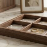 Minimalista ékszerek egy elegáns fa dobozban 2026 trendjei