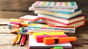 womensway 138 Színes irodai kellékek, post-it jegyzetek és füzetek egy asztalon