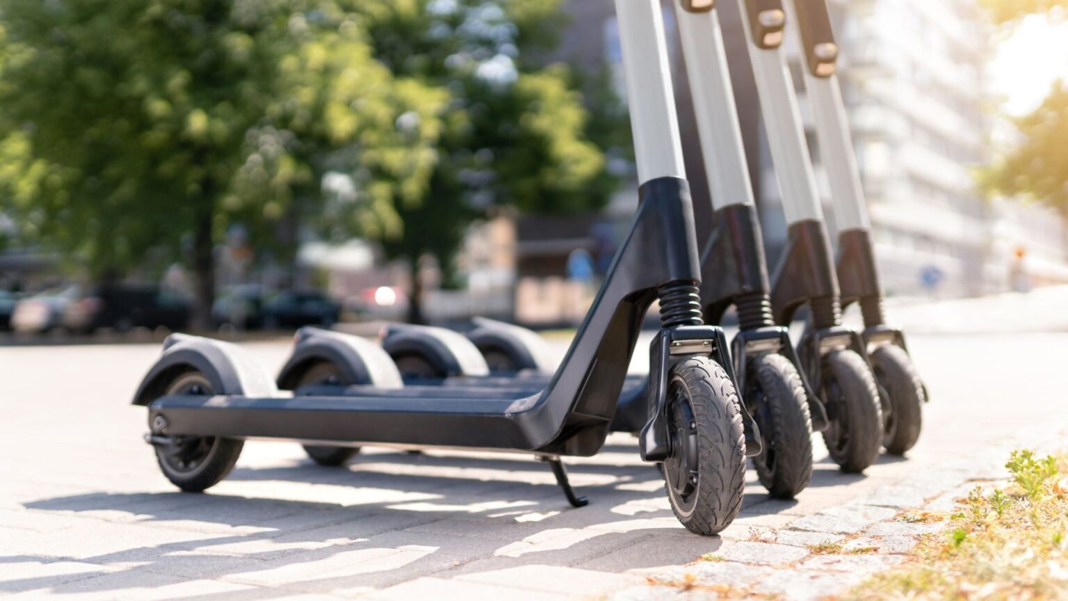 Elektromos roller parkolóban, zöld fákkal körülvéve