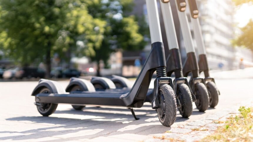 Így teheted tönkre észrevétlenül a roller akkumulátorát – sokan minden nap elkövetik ezeket a hibákat 1 Több elektromos roller sorakozik egy városi környezetben.