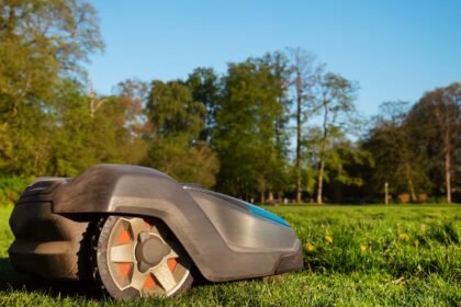 Robotfűnyíró a zöld gyepen, modern kertápolási megoldás