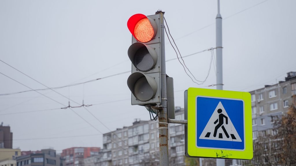 Hiába készülsz a KRESZ-vizsgára, és nem tudod, mikor érdemes segítséget kérni vagy igénybe venni tantermi magyarázó képzést? Bizonyos kérdéseknél rendszeresen elakadsz? Esetleg úgy érzed, már sokat tanultál, mégsem vagy biztos a tudásodban? A KRESZ-konzultáció személyes segítséget nyújthat a nehezebben érthető szabályok tisztázásához. Ráadásul nem kell megvárnod az első sikertelen vizsgát: a megfelelő időben kért támogatás már a felkészülés során sokat jelenthet.
