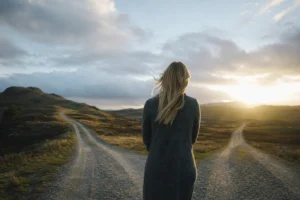 womensway 139 Nő egy elágazásnál, ami új lehetőségeket jelképez a horoszkóp szerint.